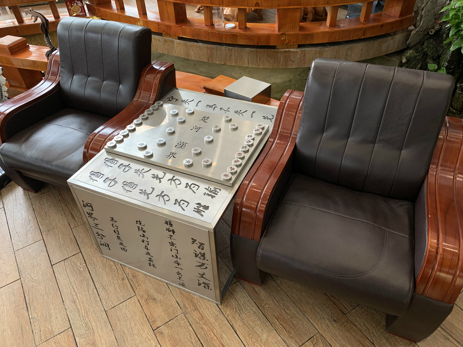 力源A门市展厅不锈钢棋盘桌实景